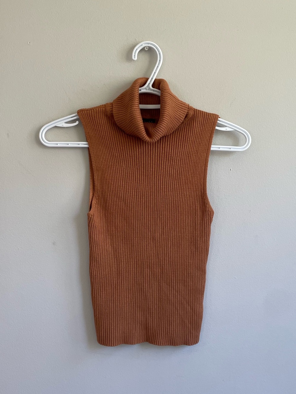 KENDALL KYLIE SLEEVELESS RIB KNIT TURTLENECK TOP STRETCH TERRA COTTA BROWN RUST